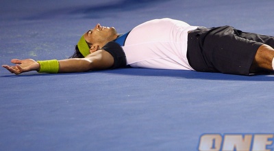 שמחת המנצח. נדאל שרוע על המשטח לאחר הניצחון (Gettyimages) שמחת המנצח. נדאל שרוע על המשטח לאחר הניצחון (Gettyimages)