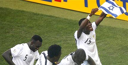 Coupe du Monde FIFA 2006 - Photo photo1 - Ghanaian defender John Pantsil (L) and Emmanuel Pappoe celebrate with the Israeli flag after the 2006 World Coupe du Monde FIFA 2006 - Photo photo1 - Ghanaian defender John Pantsil (L) and Emmanuel Pappoe celebrate with the Israeli flag after the 2006 World