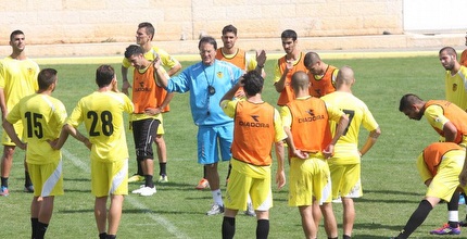 אלי כהן עם השחקנים באימון (גיא בן זיו)