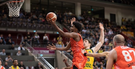 שון דוסון עולה לסל (FIBA)