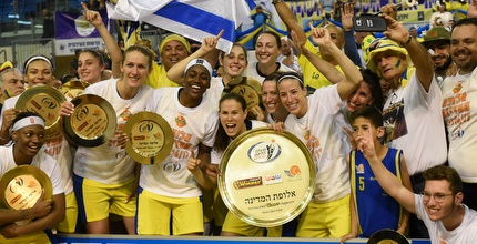 שחקניות אשדוד עם הצלחת (נעם מורנו)