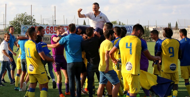 שחקני מכבי ת"א חוגגים את האליפות (שחר גרוס)