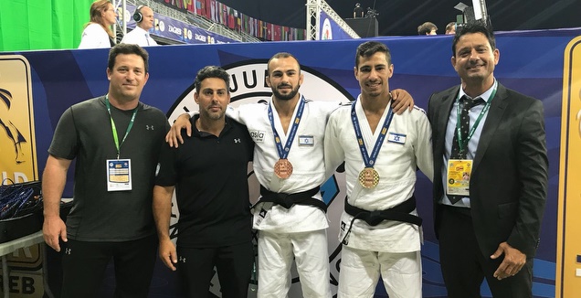 טל פליקר וברוך שמאילוב עם המדליות (איגוד הג'ודו)
