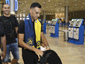 ערן זהבי עם צעיף של מכבי תל אביב בשדה התעופה (איציק בלניצקי)
