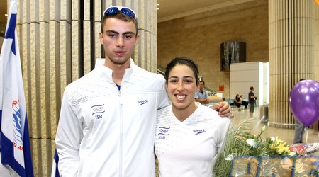 טומרקין ועברי בנתב"ג (שי לוי)