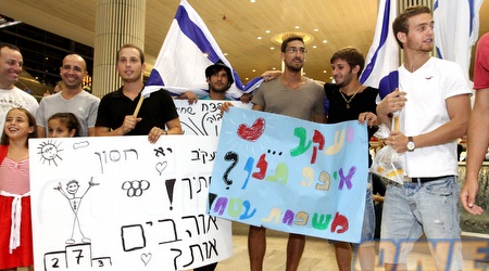 החברים והמשפחה מחכים לטומרקין (שי לוי)