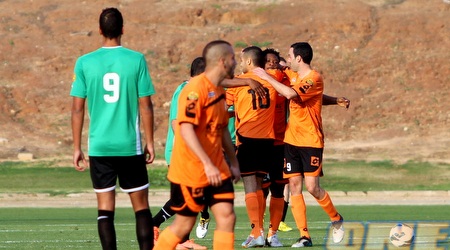 שחקני נס ציונה חוגגים את שער היתרון (יניב גונן)