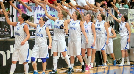 שחקניות הנבחרת מודות לקהל (משה חרמון)