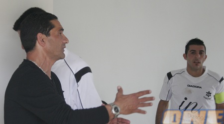 ברוך חסן עם שחקנים: "הבאתי לקבוצה סדר והקשבה טקטית" (אלעד ירקון)