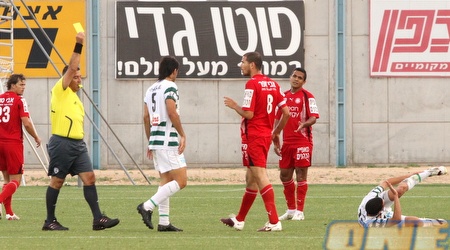 אלי לוי מקבל כרטיס צהוב בדקה ה-11 (קובי אליהו)