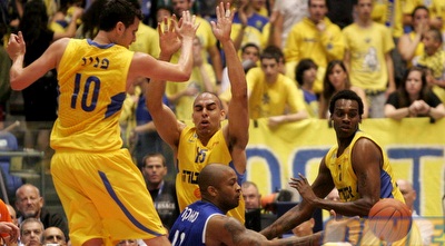 טאקר בין שחקני מכבי (קובי אליהו) טאקר בין שחקני מכבי (קובי אליהו)