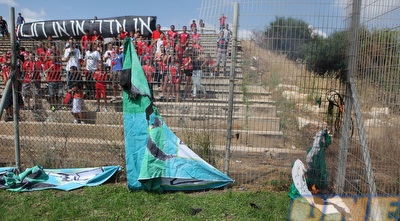 אוהדי הפועל חיפה שורפים דגל של מכבי חיפה (עמית מצפה)