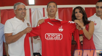 אלונה ברקת והספונסר, משה אביסרור (יוסי ציפקיס)