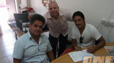 שי רביבו חותם על החוזה, יחד עם גבאי (דוברות הפועל חיפה)