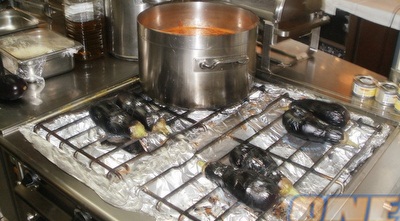 חציל על האש (גבע תלם, הפועל ת&qout;א) (ONE) חציל על האש (גבע תלם, הפועל ת&qout;א) (ONE)