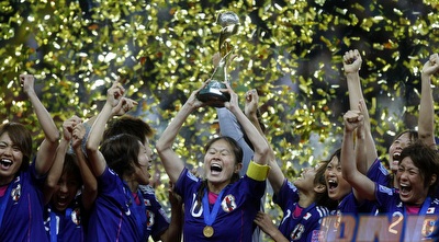 יפן חוגגת עם גביע העולם (רויטרס)
