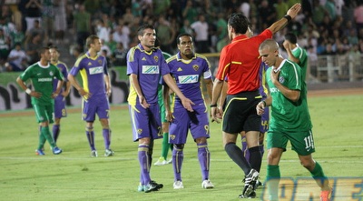 השופט מצביע על הנקודה הלבנה, הסלובנים המומים (עמית מצפה)