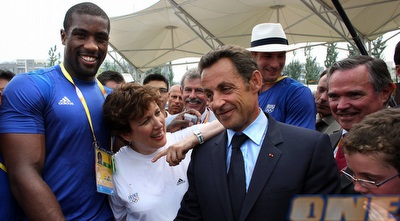 טדי רינר עם הידיד סרקוזי. נהנה ממעמד של סלב בצרפת (רויטרס)