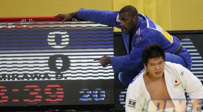 טדי רינר בעוד אקט מכוער של חוסר כובד כלפי היריב (רויטרס)