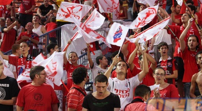 אוהדי הפועל חיפה מתרגשים לשמע שריקת הפתיחה של יפת (עמית מצפה) אוהדי הפועל חיפה מתרגשים לשמע שריקת הפתיחה של יפת (עמית מצפה)