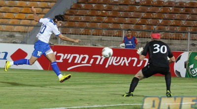 ברק בדש שולח את הכדור אל מעל לשער של קדוש (עמית מצפה) ברק בדש שולח את הכדור אל מעל לשער של קדוש (עמית מצפה)