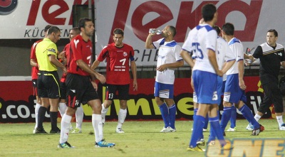 שחקני חיפה מתווכחים עם יפת. מצב שחזר על עצמו לא מעט (עמית מצפה) שחקני חיפה מתווכחים עם יפת. מצב שחזר על עצמו לא מעט (עמית מצפה)