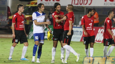 גולן חרמון מרגיע את ערן לוי (עמית מצפה) גולן חרמון מרגיע את ערן לוי (עמית מצפה)