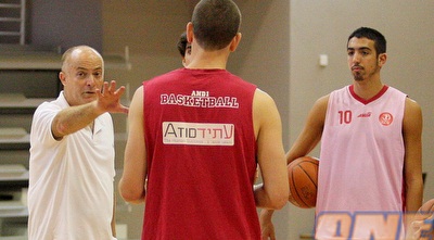 ארז אדלשטיין עם בר טימור באימון. המאמן שופע מחמאות (משה חרמון) ארז אדלשטיין עם בר טימור באימון. המאמן שופע מחמאות (משה חרמון)