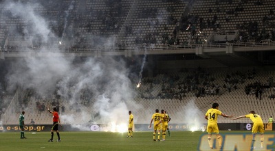 אבוקות על כר הדשא באתונה (רויטרס) אבוקות על כר הדשא באתונה (רויטרס)