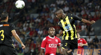 אלי דסה מרחיק את הכדור. תמוז צופה (יוסי ציפקיס) אלי דסה מרחיק את הכדור. תמוז צופה (יוסי ציפקיס)