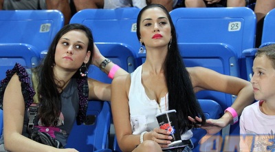 שיר אלמליח, חברתו של אלרואי כהן, ביציע (שי לוי) שיר אלמליח, חברתו של אלרואי כהן, ביציע (שי לוי)