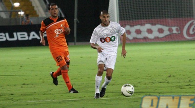 בן בנימין מול פדרו גלבאן בתחילת המשחק (עמית מצפה)