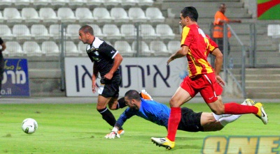 שמעון אבוחצירא עובר את אופיר מרציאנו (יניב גונן) שמעון אבוחצירא עובר את אופיר מרציאנו (יניב גונן)