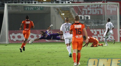 מרטינוביץ´ מתעופף והודף את הבעיטה של ראלי (עמית מצפה)