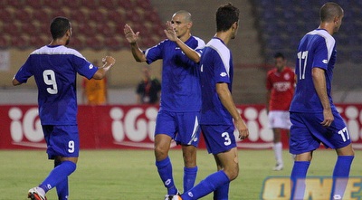 תומר סוויסה חוגג עם חבריו (משה חרמון) תומר סוויסה חוגג עם חבריו (משה חרמון)