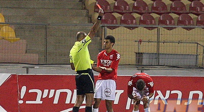 דניאל בר נתן שולף כרטיס אדום למוטי מלכה (משה חרמון) דניאל בר נתן שולף כרטיס אדום למוטי מלכה (משה חרמון)