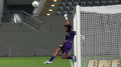 מרטינוביץ´ מתעופף לעוד כדור של גלבאן, שנמצא בדרך הישירה למשקוף (עמית מצפה)