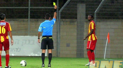 יאיא פטי מקבל כרטיס צהוב על בזבוז זמן (יניב גונן) יאיא פטי מקבל כרטיס צהוב על בזבוז זמן (יניב גונן)