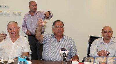 יונה יהב: &qout; (עמית מצפה)