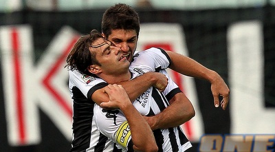 עמנואלה קלאיו חוגג בזרועות חברו את אחד משני שעריו (GettyImages)