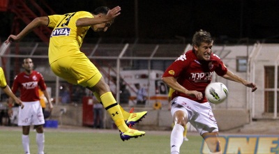 דאבור נוגח. הפעם צבאיי מנע מהכדור למצוא את הרשת (יוסי ציפקיס) דאבור נוגח. הפעם צבאיי מנע מהכדור למצוא את הרשת (יוסי ציפקיס)