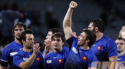 שחקני צרפת חוגגים את הניצחון על אנגליה (רויטרס)