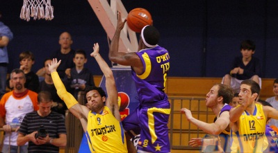 פארמר נופל, לואיס זורק לסל (יוסי ציפקיס)