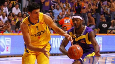 ליאור אליהו ורון לואיס נלחמים על הכדור (יוסי ציפקיס)