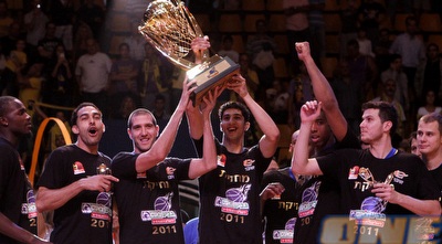 אליהו, בורשטיין והחברים חוגגים תואר ראשון לעונה (יוסי ציפקיס)