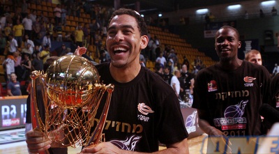 מכבי ת&qout;א מניפה את גביע צ´אנס (יוסי ציפקיס)