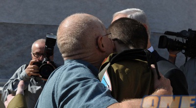 גלעד שליט מתחבק עם אביו (GettyImages)