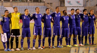 שחקני הנבחרת לפני המשחק (איתי ישראל)