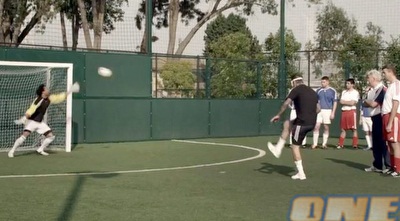 בקהאם כמעט מוצא את החיבורים עם כיסוי עיניים