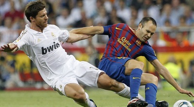 צ&acute;אבי אלונסו מתקל את אנדרס אינייסטה (רויטרס)